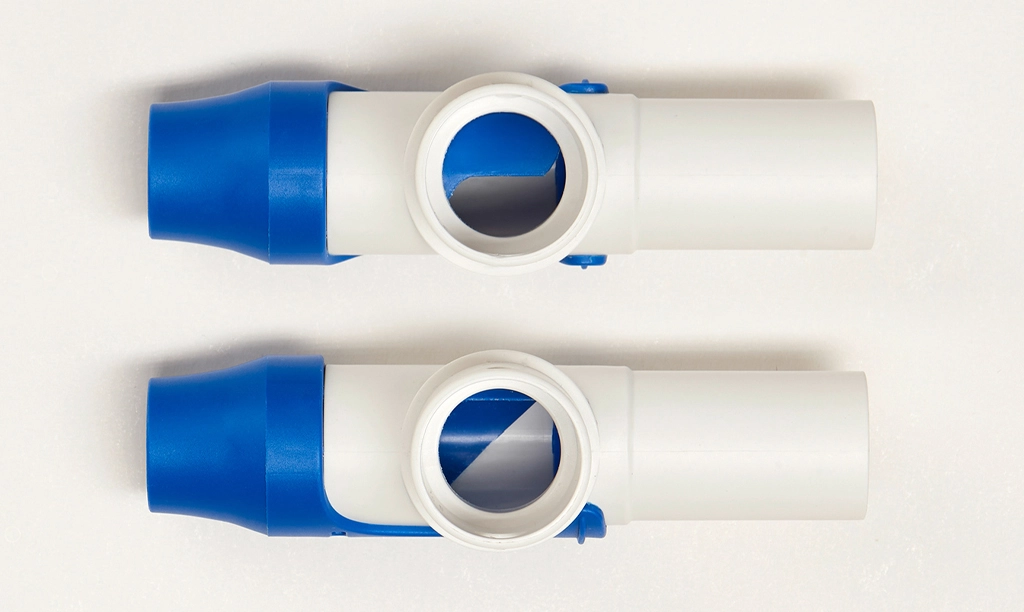 Das Bild zeigt zwei identische Teile des RC-Cornet® PLUS aus der Perspektive von unten, dort wo sonst der Schlauch befestigt ist. Durch diesen „Blick nach innen“ sieht man den Unterschied zwischen Einstellung I und Einstellung II. Im oberen Bauteil ist das Mundstück auf Einstellung II gesetzt und die Öffnung vollständig offen. Im unteren Bauteil ist das Mundstück auf Einstellung I gedreht. Dadurch schiebt sich ein Teil des Mundstücks vor die Auslass-Öffnung zum Schlauch und verschließt einen Teil des Lochs.